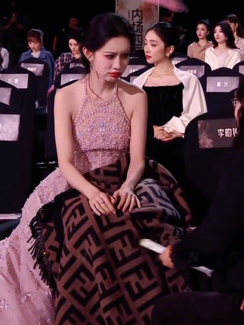 孟子义星光大赏摔倒撞脸朱迪兔