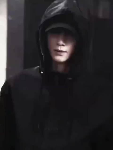 罗云熙新剧饰演法医齐思哲，白大褂金丝眼镜造型引热议