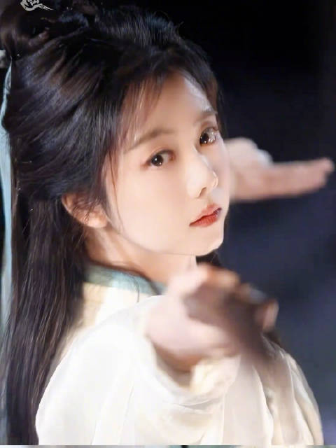 甜妹暴改冷脸萌 ，@谭松韵seven 侠女舞剑这段好俊俏的，迫不及待想看肖瑶了！