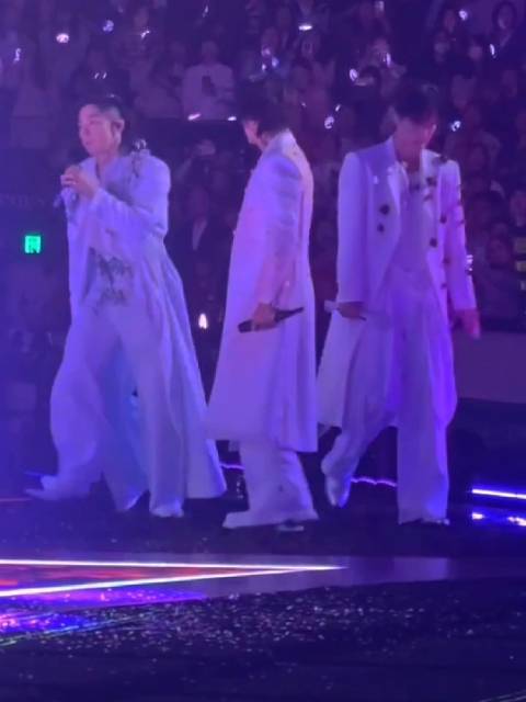 阿信上海演唱会踩空摔下舞台，所幸无大碍