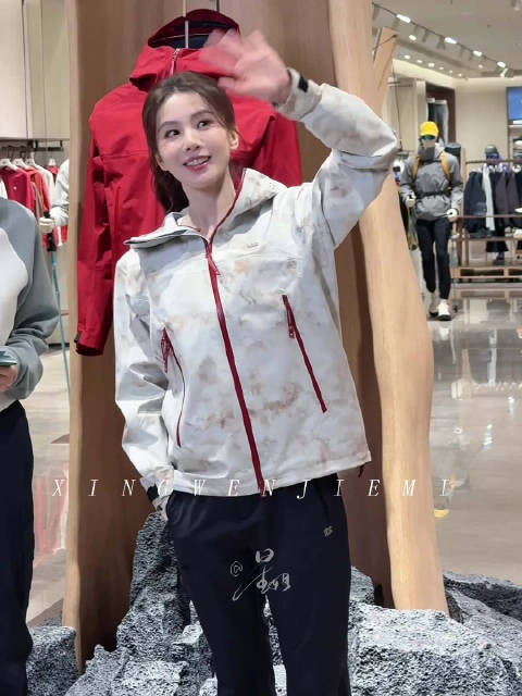 高马尾姐宝，打招呼甜甜的 刘诗诗深圳活动人气好高星姐