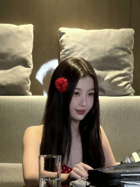 虞书欣更新双轨抖视频直播海边美暮