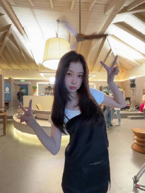 虞书欣工作室发布单人4k视频片段