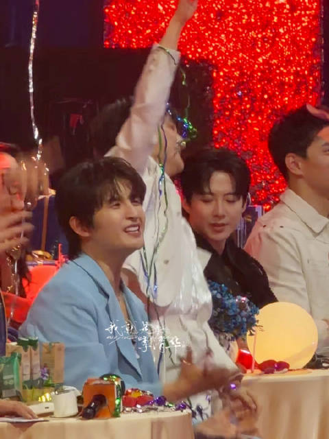 全体都有！搞气氛小能手！晚会最佳领掌员出现！