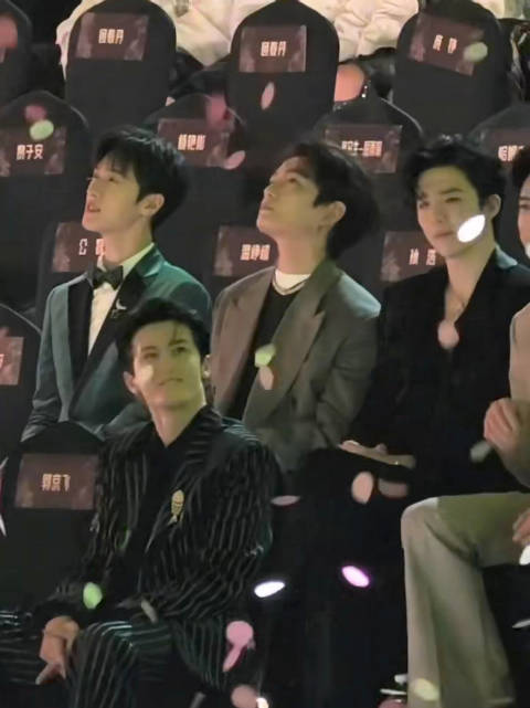 把花瓣藏在胸口等会儿给小海棠看看