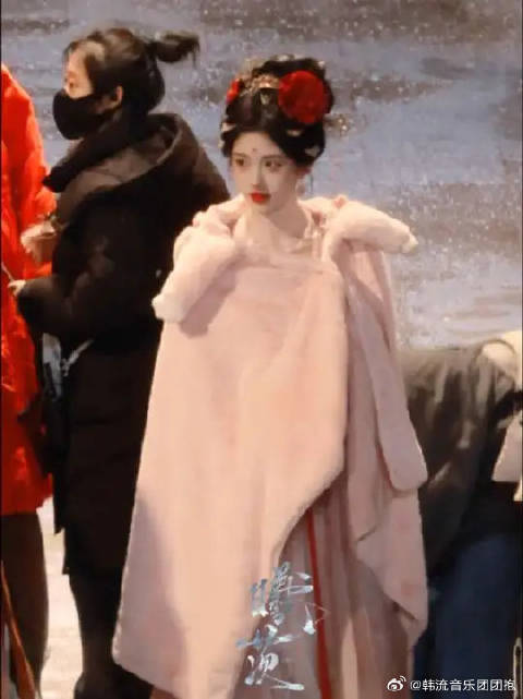 云想衣裳花想容，春风拂槛露华浓