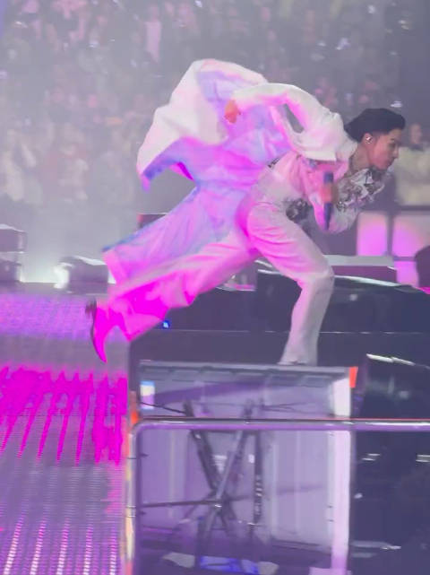 吴建豪飞奔到阿信身边这段好“隽永”