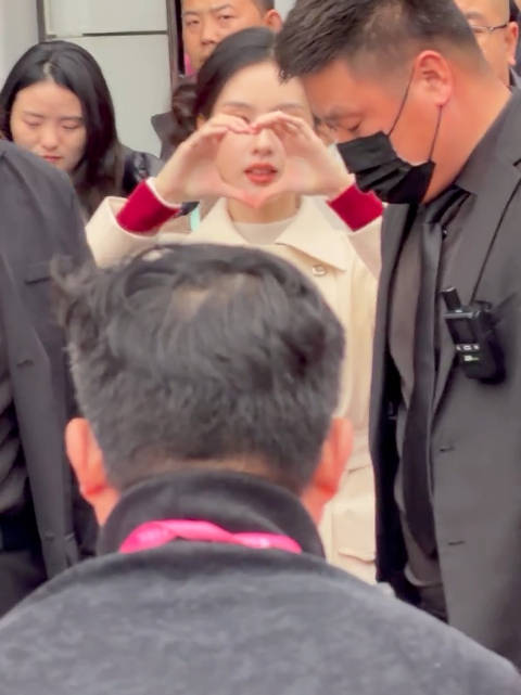 陈都灵人还没走几步饭撒先出来了哈哈哈好宠粉的嘟