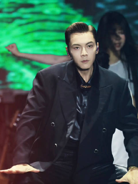 陈伟霆音乐节唱跳粤语歌《Love U2》，皮马甲皮裤造型，泸州音乐节现场直拍