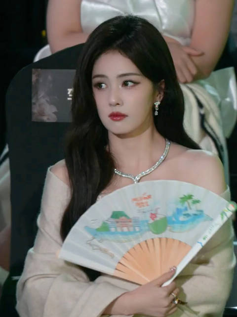 白鹿获年度号召力艺人奖，新剧《唐宫奇案》《叶离》引期待