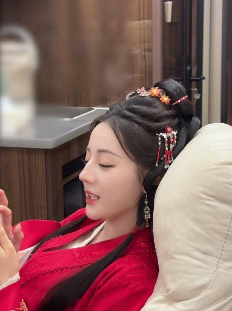 迪丽热巴唱山歌贺思慕版引热议