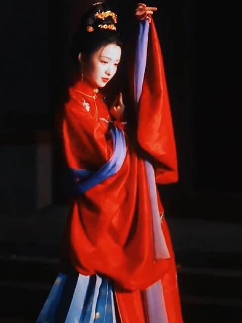 王楚然红裳蓝袖舞动古韵风华
