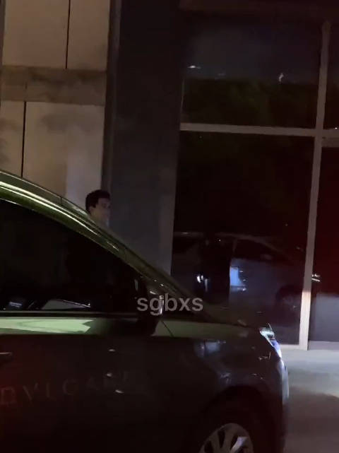 「特地绕到车后收信」