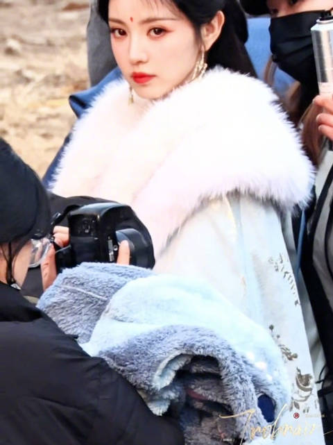 田曦薇《嫁金钗》路透，这眼神这点眉心痣！好一股权谋恶女味儿