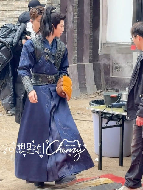 盯着汤乾自的帅脸，看到房车外在做啥好吃的啊 吃货小远偷笑