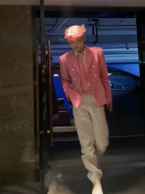 青年演员周柯宇粉装亮相展春日气息