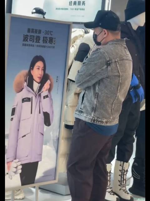 网友商场偶遇岳云鹏陪家人买衣服