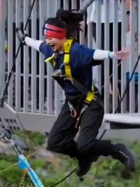 李沁高空蒙眼跳伞，无畏微笑征服恐惧