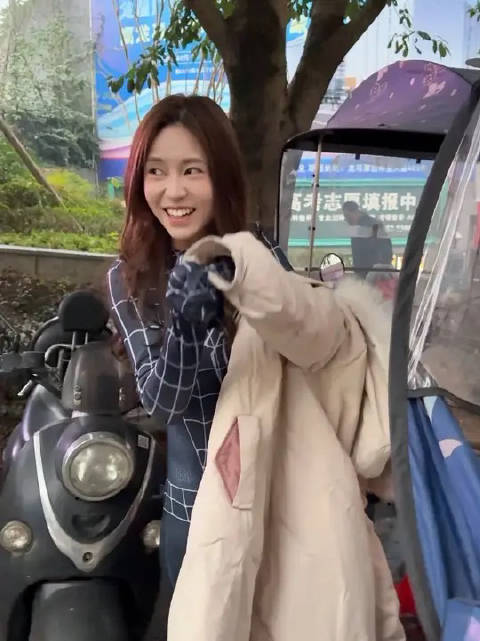 姐姐穿蜘蛛侠服装接弟弟放学引围观