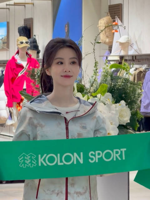 刘诗诗品牌活动高马尾造型清新亮相