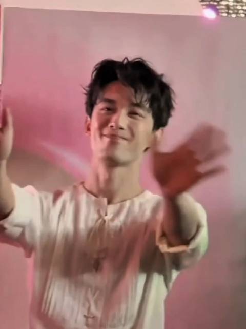 你微微一笑我立刻就倒26岁的吴磊很努力很勇敢吴磊吴磊二五一石踏百浪揽星辰