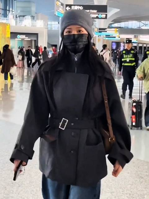 王楚然机场穿搭简约随性，黑色风衣尽显清冷气质