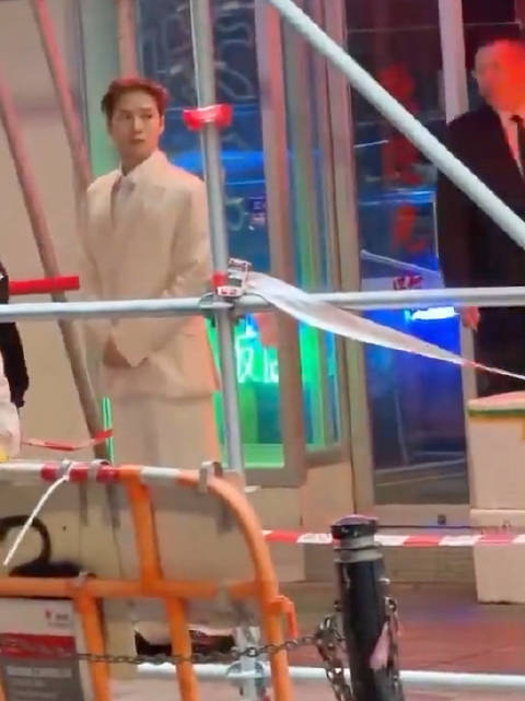 王嘉尔今天拍了啥 全白西装出击 白马王子 好帅啊啊啊