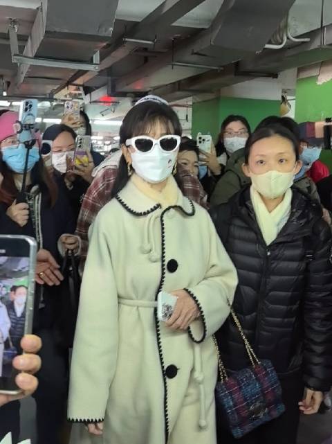 粉丝11秒接机赵雅芝获挥手回应