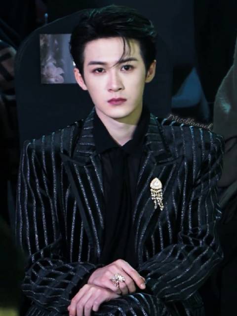 掀床帘儿的防风邶（相柳）回来了！～ 这张脸堪称绝色啊！太适合入梦了