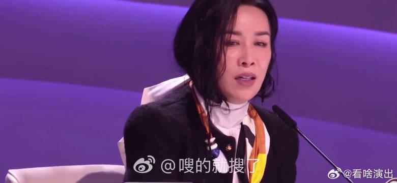 那英演唱时头发被衣压住引观众分心