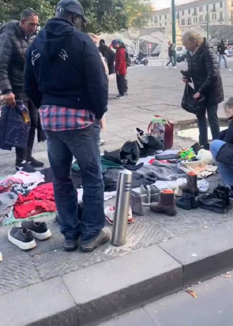 当游客走出意大利那不勒斯中央火车站...... “充满了人间烟火气”！