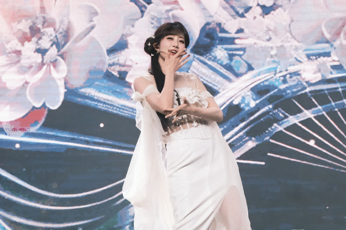 李艺彤宣布与丝芭合约到期不续约