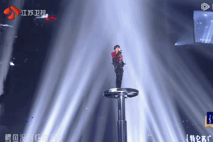 周深江苏跨年高空表演惊艳全场