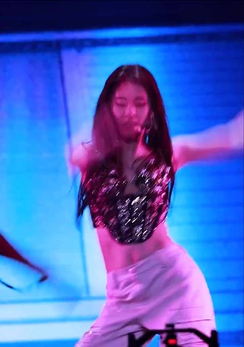 张碧晨广州演唱会，哇塞，身材保持的太好了吧