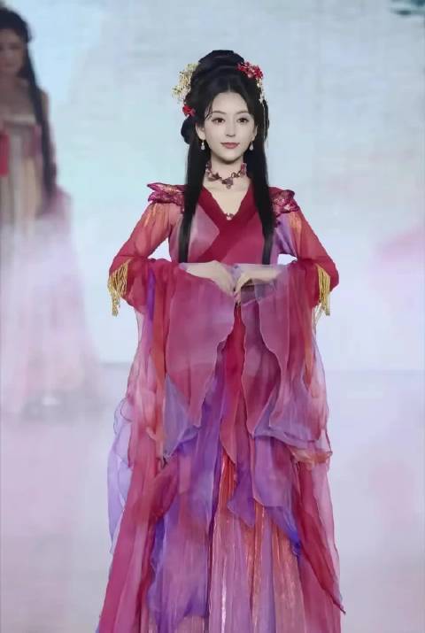 方媛产后两月复出与温碧霞同台走秀