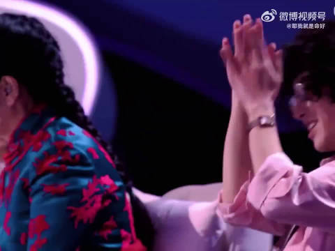 救命！何老师的接梗能力真的绝了，一句话让华晨宇笑到拍大腿