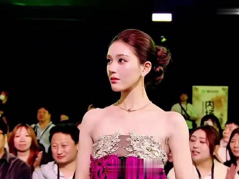 赵露思舞台表演引热议，网友评价两极分化