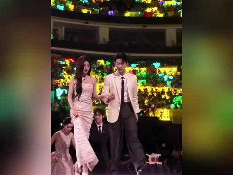 孟子义摔倒，下台后生闷气，又上热搜了！