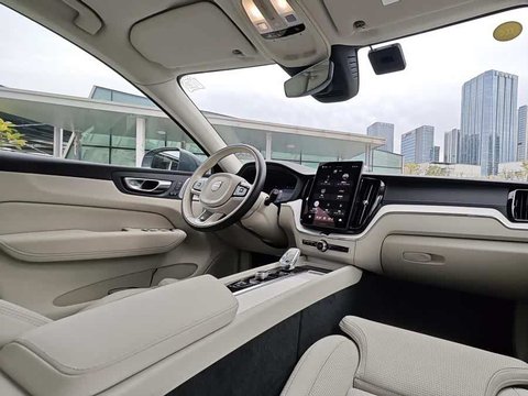 全车标配7个安全气囊，碰撞瞬间同步精准充气