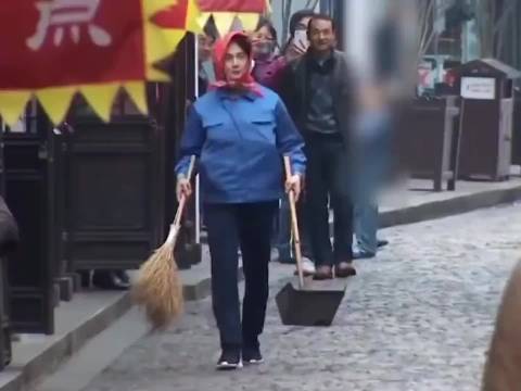 尹正伪装成扫地阿姨太像了！白敬亭就这么水灵灵的擦肩而过！ 二十四小时