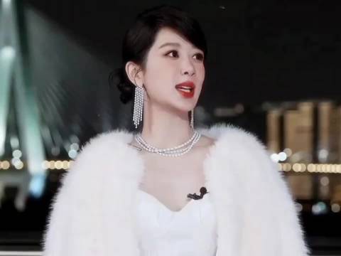 玉兰抱香开，沉浮往事随，半生漂泊，不惧命运，在绝境中重塑人生