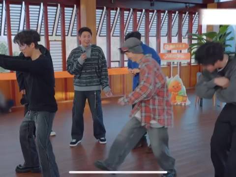 陈哲远正对王安宇屁股打，王安宇怀疑用头顶的他屁股