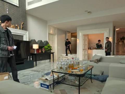 高启强为了给弟弟洗脱罪名，特意喊龙虎兄弟二人来家中喝酒！