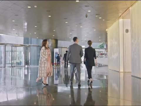 两个美女的鞋子又尖又细又高，还能穿这么稳，好厉害