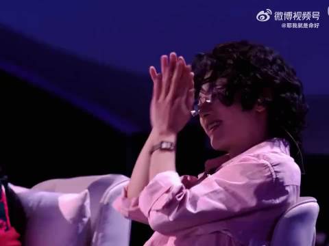 何老师调侃张卓尔刘海戳中华晨宇笑点