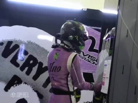 王一博新赛季开启，展现业务与时尚高度