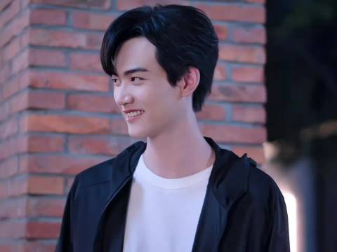 李雾角色设定引热议，外卖细节真实引共鸣