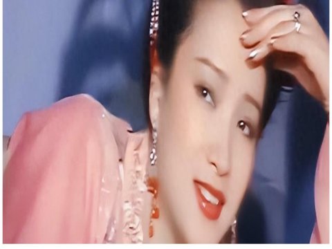 何晴葬礼现场冷清，儿子捧骨灰现身，发言催人泪，许亚军IP在美国