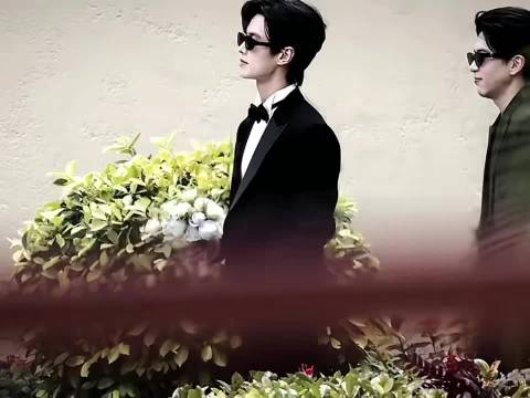 何与饰演靳朝穿西装骑机车反差感十足