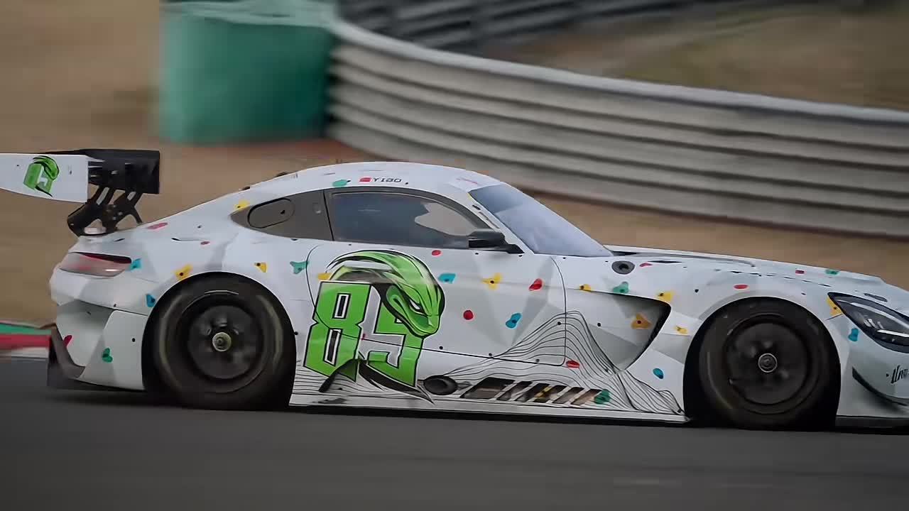 宝藏男孩王一博又开始练车啦